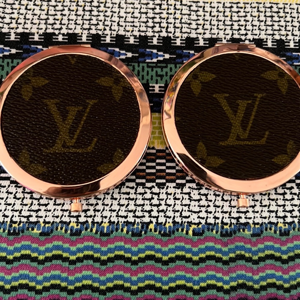Compact Mirror - Picture 7 of 10